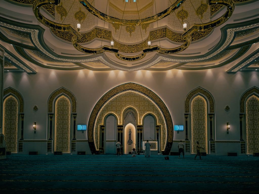 Elegant Islamic architecture showcases intricate designs in a Dubai mosque.